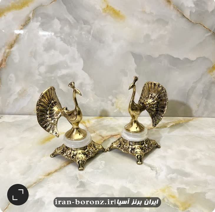 مجسمه برنزی طاووس دم باز پایه سنگ سفید