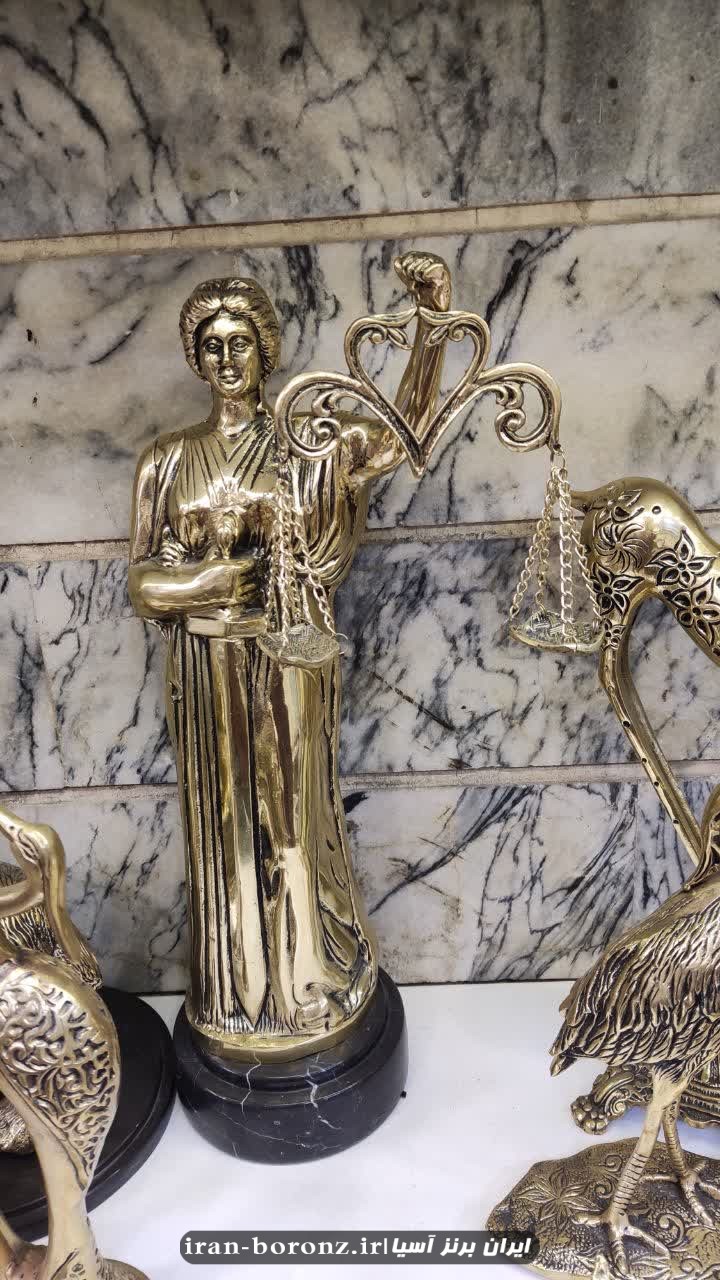 مجسمه بانو عدالت برنزی