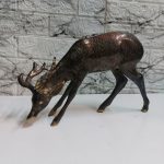 مجسمه گوزن علف خوار برنجی قلم خورده