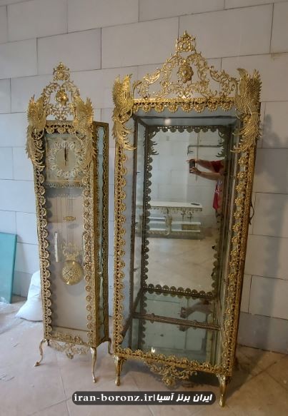 ست ساعت ایستاده و ویترین برنزی