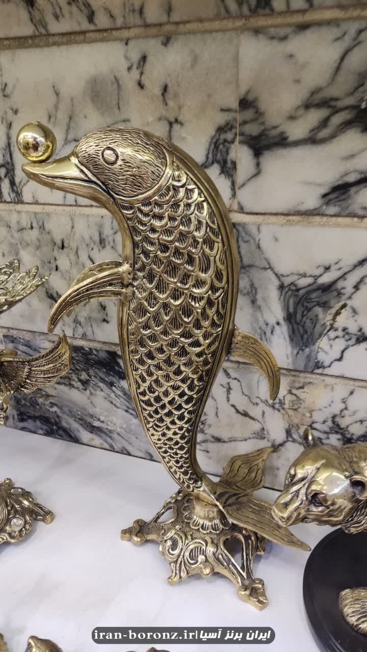 مجسمه دلفین برنزی قلم خورده با گوی