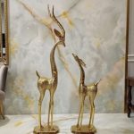 مجسمه غزال برنزی کنار سالنی بزرگ