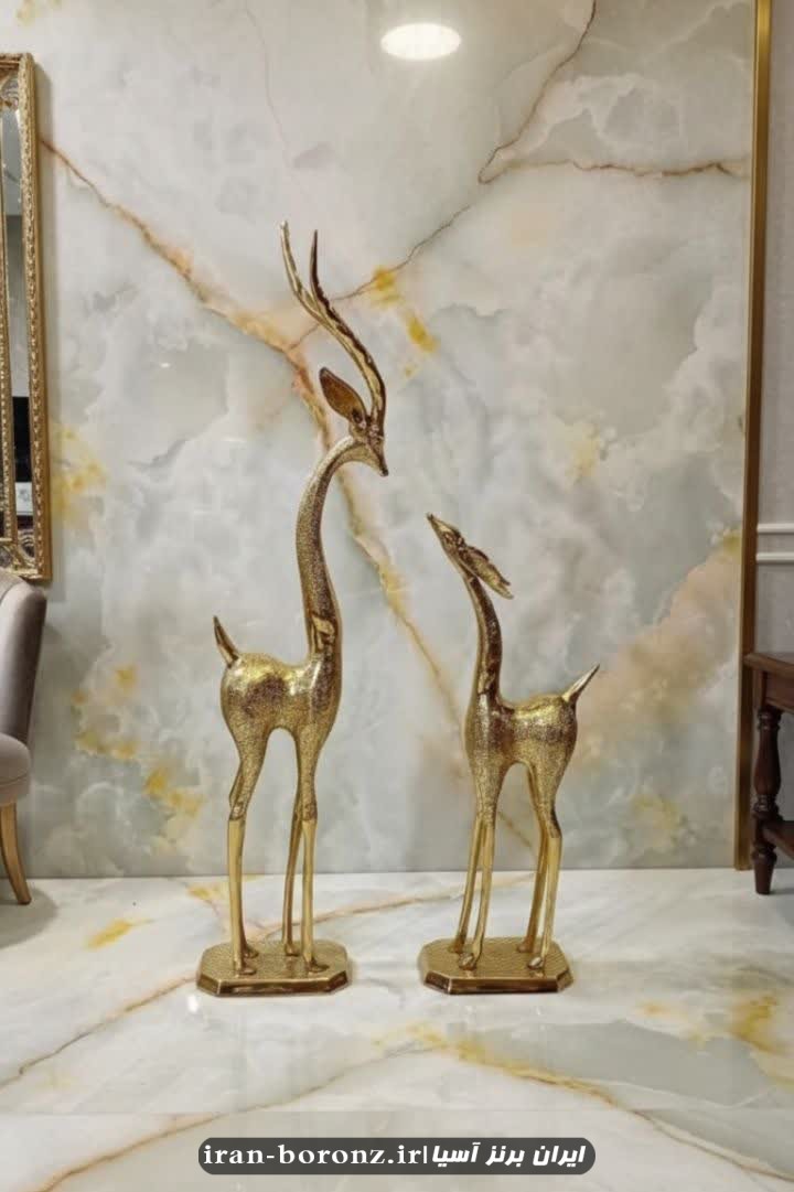 مجسمه غزال برنزی کنار سالنی بزرگ