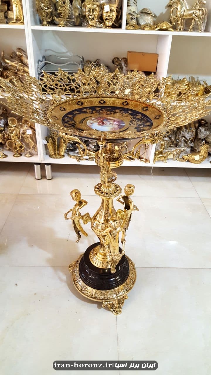 میوه خوری کنارسالنی ایستاده